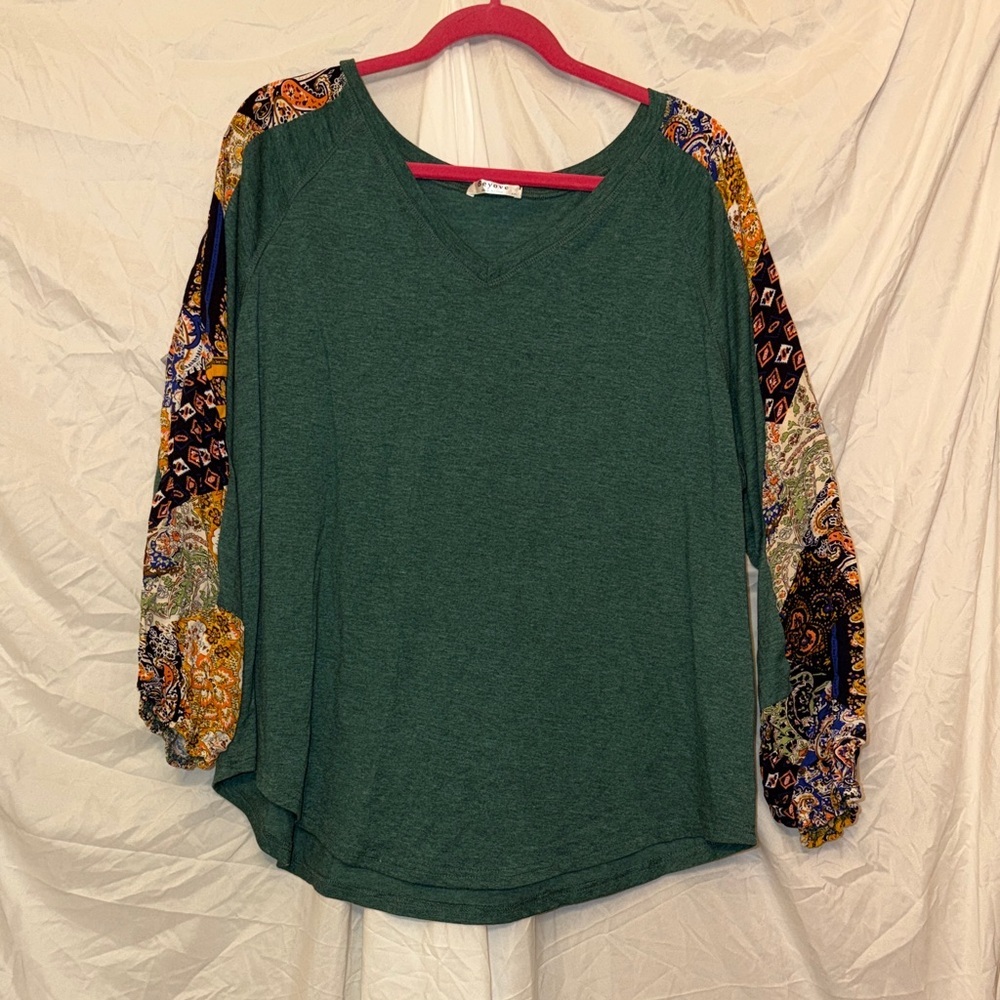 Beyove XXL Hunter Green V-Neck Top with Vibrant Patterned Sleeves